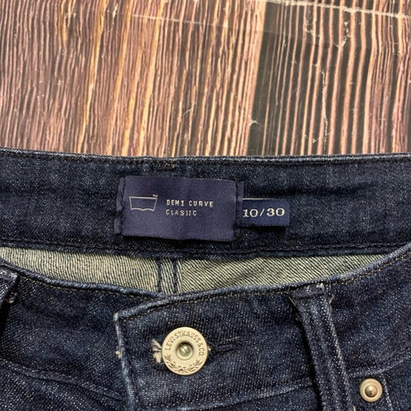 Levi’s Demi Curve Classic jeans size 10
Inseam tailored/cropped to 22” - Picture 6 of 9